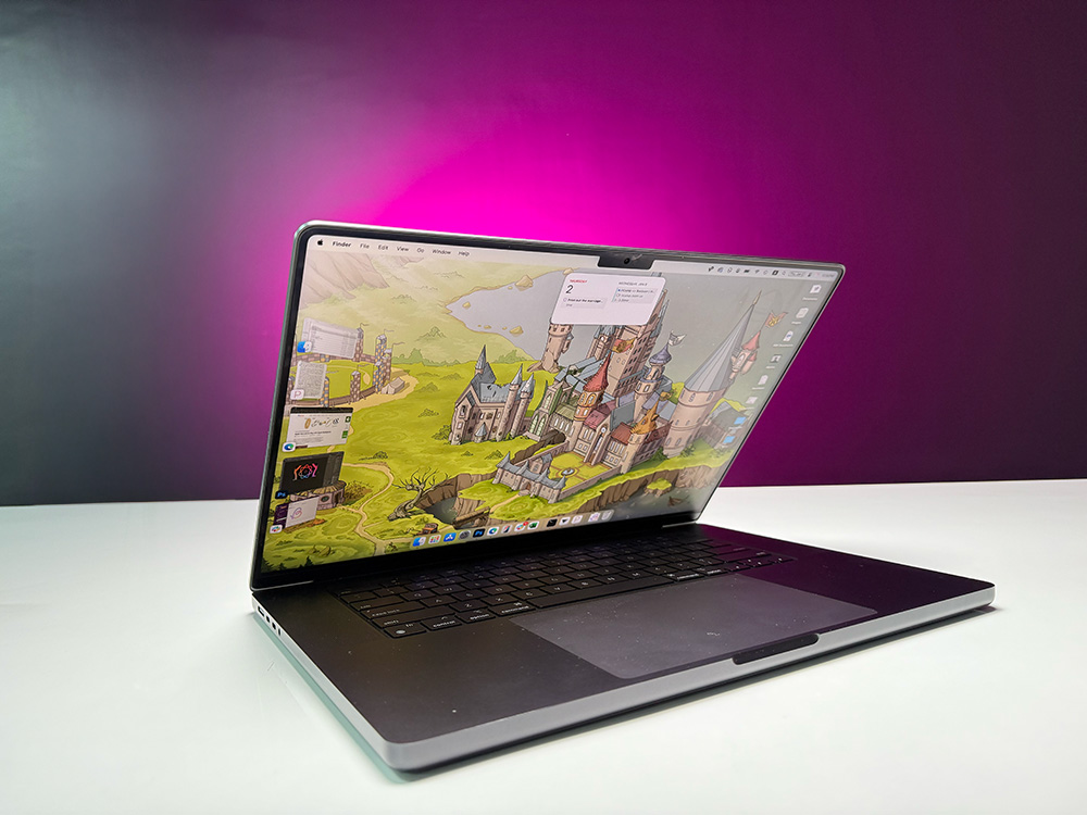 Foto af MacBook Pro M4 Pro med skærm åben i en vinkel