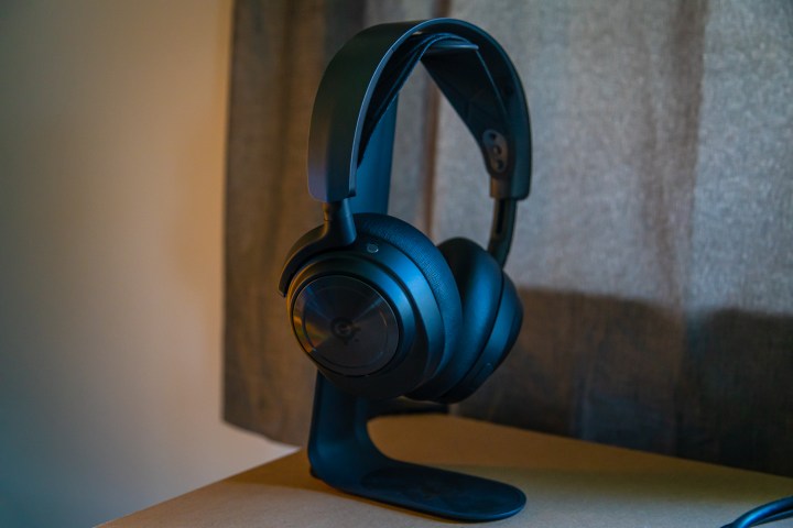 Steelseries Arctis Nova Pro headset på en stand.