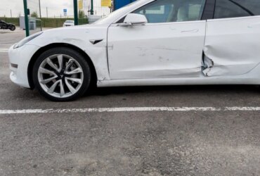 Elon Musk Insisterede på ændringer af Tesla-døre på trods af vedvarende bekymringer