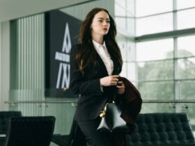 Emma Stone defenderer sin rolle amid kontrovers om Miss Piggy-casting