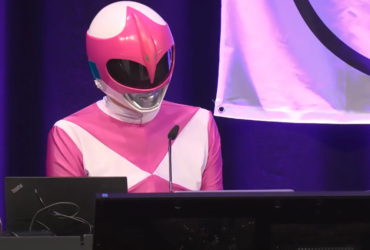 Pink Ranger Hacker Tager Hvide Supremacistiske Sider Ned Live På Scenen